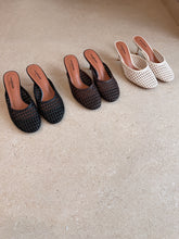 Carica l'immagine nel visualizzatore di Gallery, Mules Intrecciato
