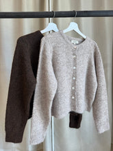 Carica l&#39;immagine nel visualizzatore di Gallery, Buttoned Cardigan
